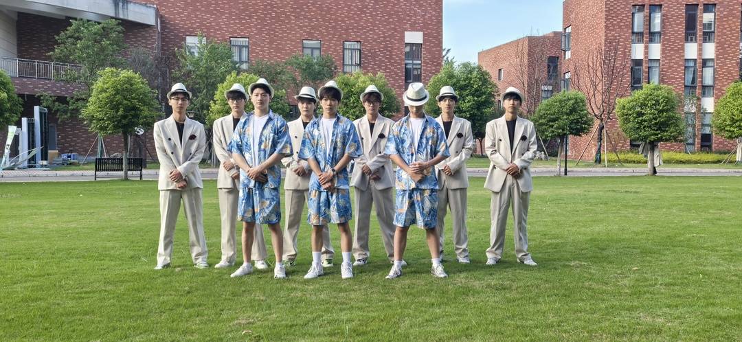 编导老师对, 名大学生正