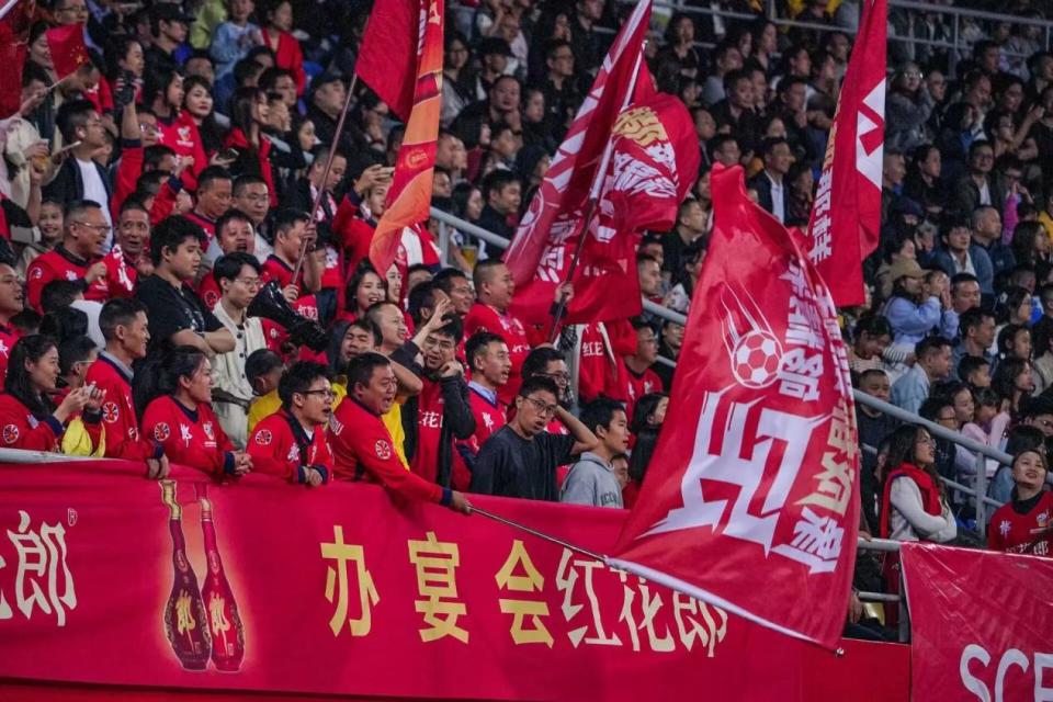 喜礼遇扎进, 超万名球迷, 联赛开赛至 喜礼遇扎进, 超万名球迷, 联赛开赛至