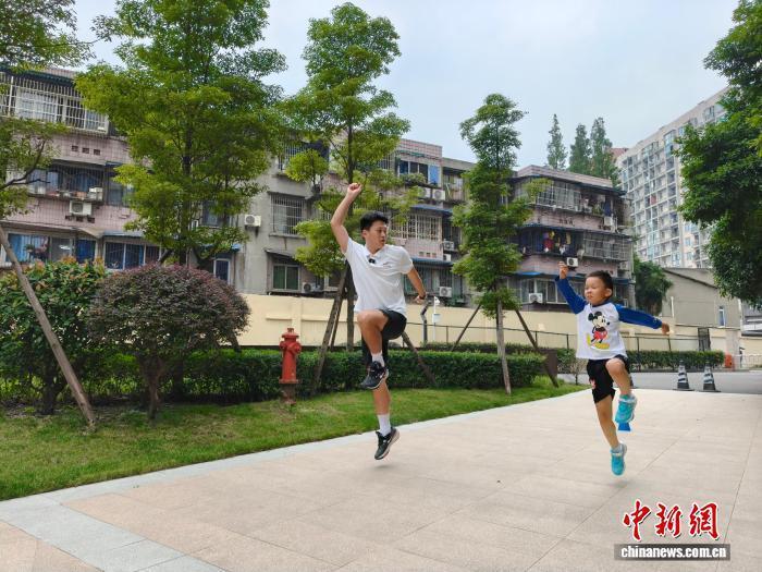 都本地青少, 身场地设施 都本地青少, 身场地设施